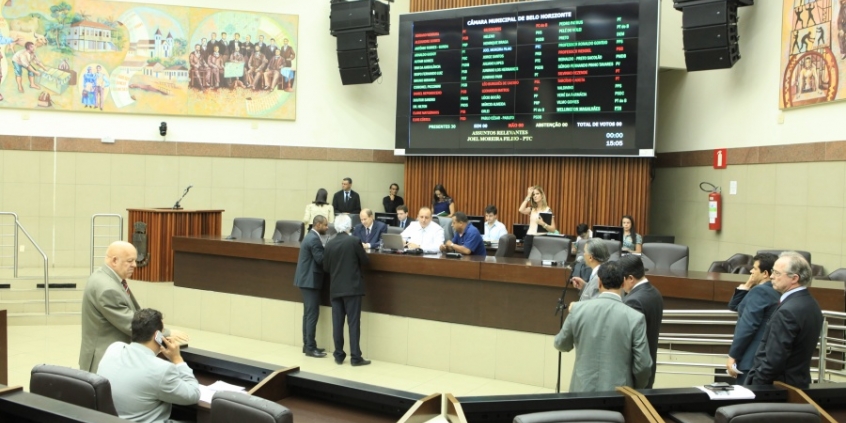 Vereadores se revezaram ao microfone para criticar ações e omissões das três esferas de governo (Foto: Bernardo Dias)