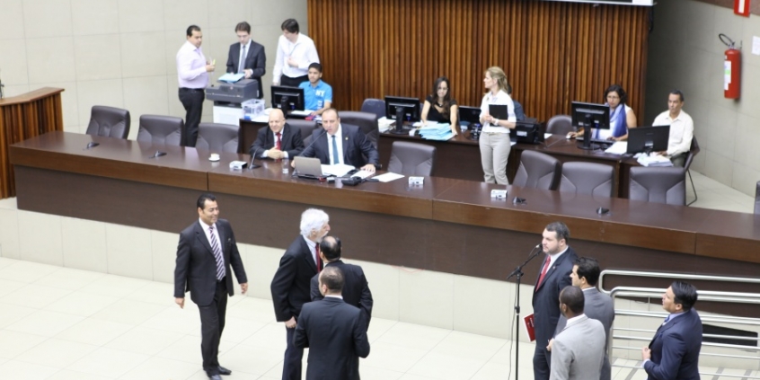 Vereadores se revezaram ao microfone para questionar projetos e ações da prefeitura (Foto: divulgação CMBH)