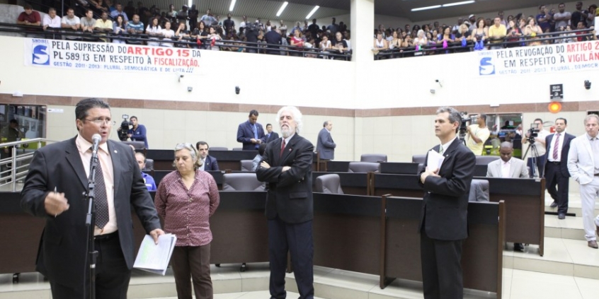 Sob os olhares atentos de servidores que lotaram a galeria do plenário Amynthas de Barros, reajuste salarial foi aprovado