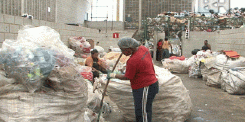 Inclusão social e geração de renda por meio da reciclagem de materiais é uma das diretrizes do PMGIRS (Foto: Portal PBH)