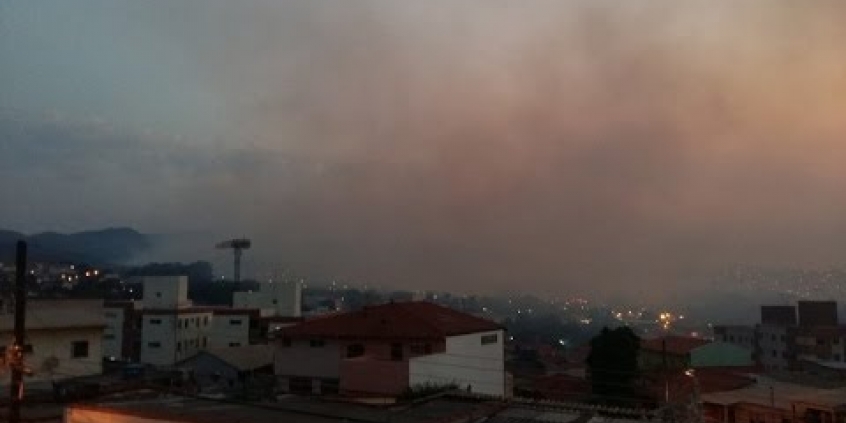 Chamas chegaram a se aproximar de áreas residenciais; danos serão averiguados por vereadores (Imagem: Youtube) 