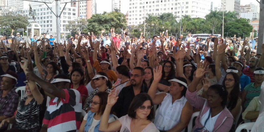 Servidores municiapis em assembleia na Praça da Estação, no dia 10/6. Foto: Sindibel