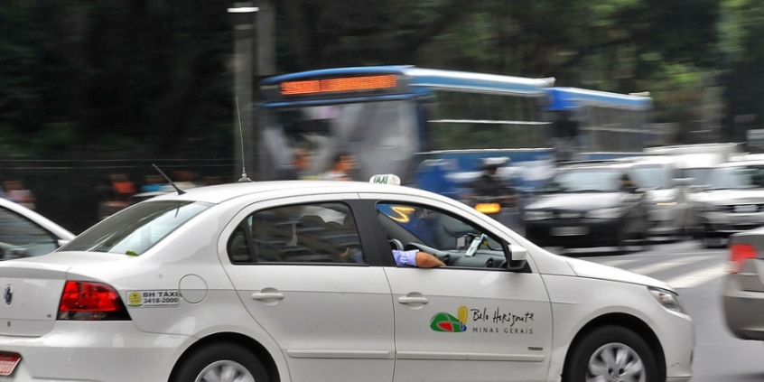 Livre acesso e circulação de táxis nas faixas ou corredores destinados ao tráfego de ônibus é tema de projeto - Foto: Portal PBH