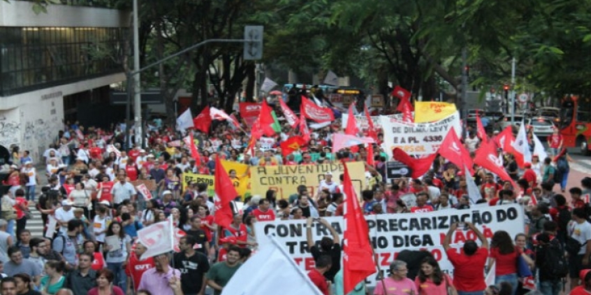 PL 4330, que permite terceirizar atividades-fim, é alvo de manifestações de trabalhadores em todo o país (Imagem: Sinprominas) 