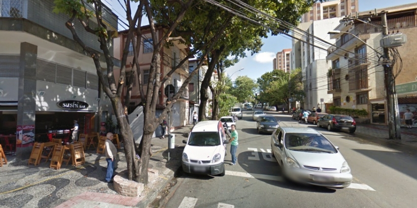 Estacionamento na porta de garagens ou em faixas de pedestres tem incomodado moradores - Foto: Google Maps