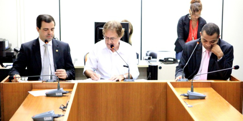 Vereadores em reunião da Comissão de Legislação e Justiça. 