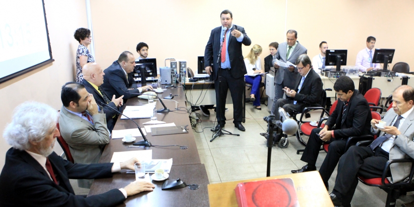 Vereadores em reunião Plenária, na Câmara de BH