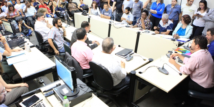 vereadores. integrantes da mesa e plateia em audiência pública