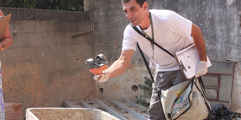 Agentes de Combate a Endemias (ACE) realiza vistoria domiciliar