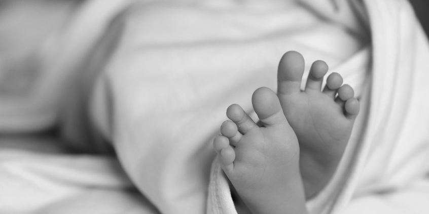 pés de bebê em preto e branco. Foto: Creative Commons@Pixabay