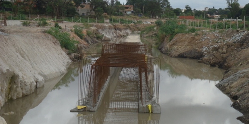 Obras de Contenção de Cheias na Bacia do Córrego Túnel / Camarões