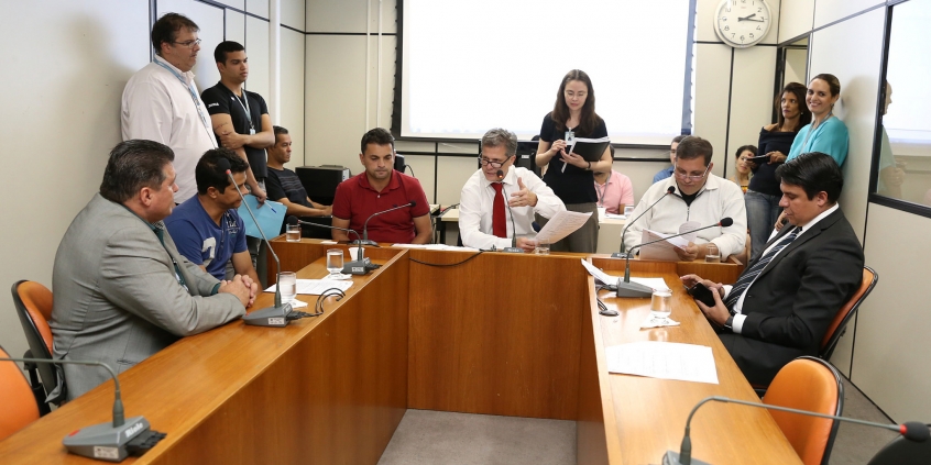 Vereadores em reunião da Comissão de Orçamento e Finanças