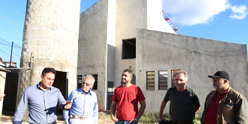 Vereador Rafael Martins e convidados no canteiro de obras da Umei Jardim Montanhês