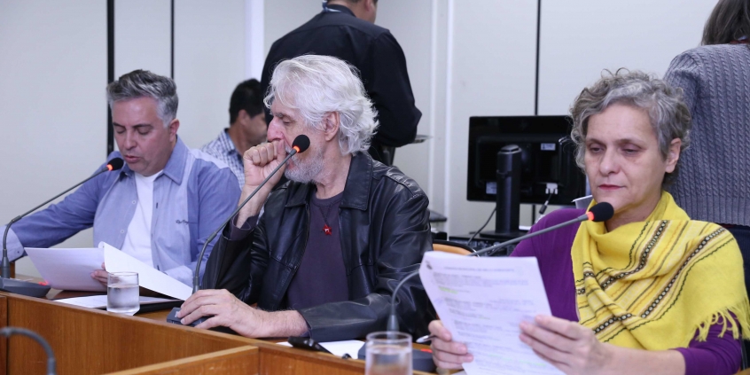 Parlamentares compõem mesa de reunião no Plenário Camil Caram