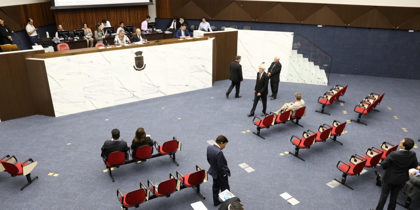 Vista superior do Plenário Amynthas de Barros. Parlamentares ocupam seus lugares durante reunião plenária