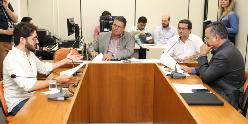 Parlamentares compõem mesa de reunião