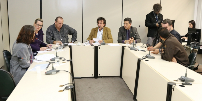 Parlamentares e convidados compõem mesa de reunião no Plenário Helvécio Arantes
