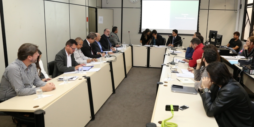 Na mesa de debates, vereadores e convidados da audiência pública que debateu cisão da PBH Ativos