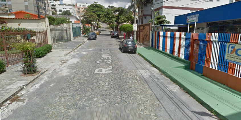 Rua Genebra, no bairro Nova Suíca, ladeada por escola e por prédios residenciais
