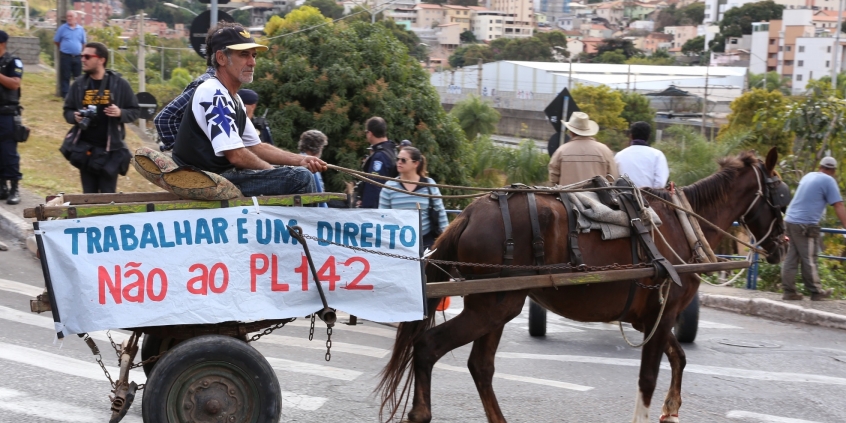 Carroceiro protesta contra projeto de substituição da tração animal diante da Câmara Municipal