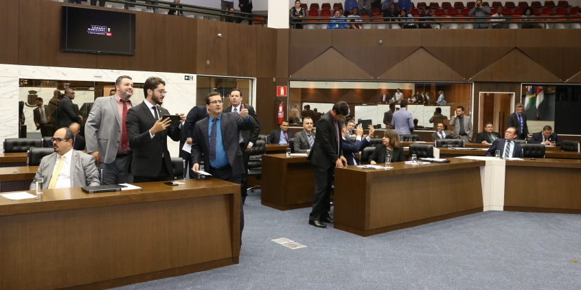 Vereadores em reunião plenária na Câmara de BH