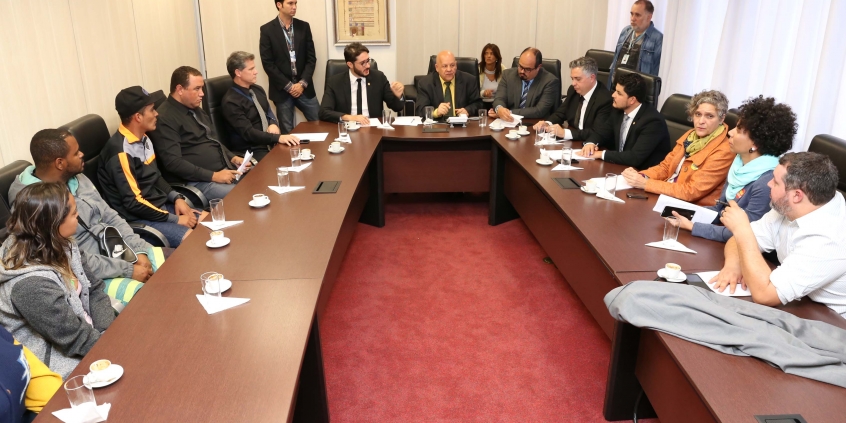 Camelôs e vereadores reunidos na CMBH