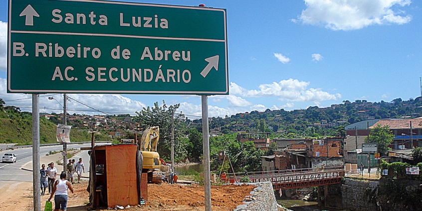 Placa na entrada do Bairro Ribeiro de Abreu indicando a direção do bairro e a direção para Santa Luzia