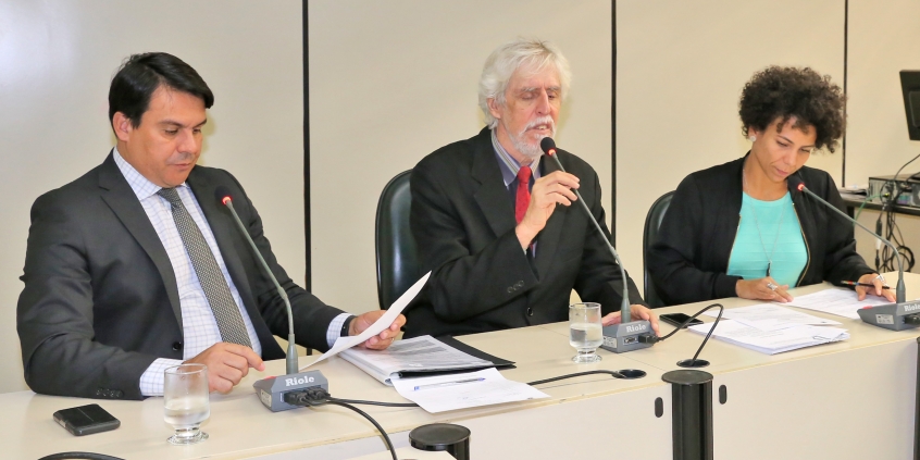 Parlamentares compõem mesa de reunião