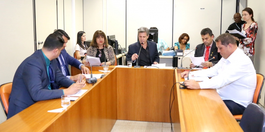 Vereadores em reunião da Comissão de Orçamento e Finanças