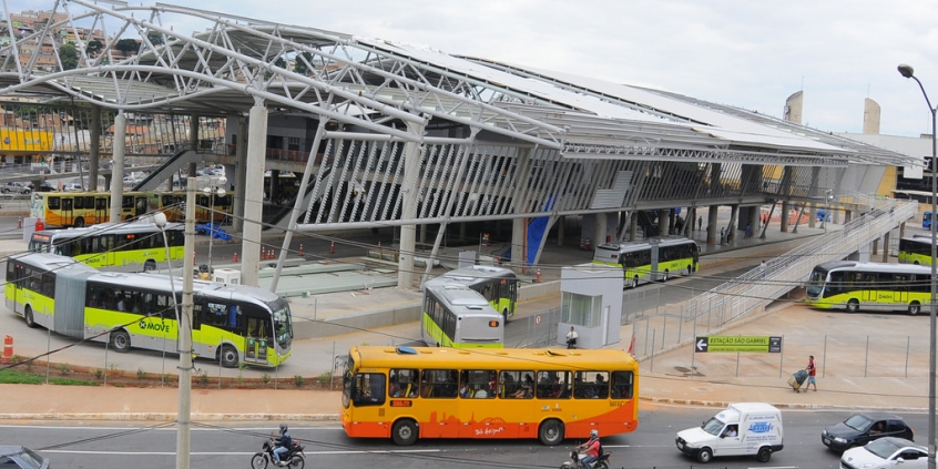 Movimento de ônibus na Estação São Gabriel, na Região Nordeste de Belo Horizonte