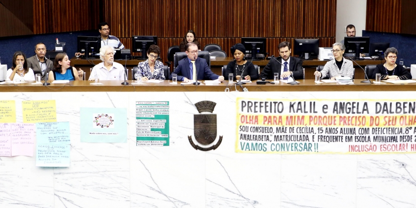 Mesa de debates sobre políticas de inclusão social, composta pais de pessoas com deficiência, Conselhos Municipais, sindicatos, Defensoria Pública e prefeitura