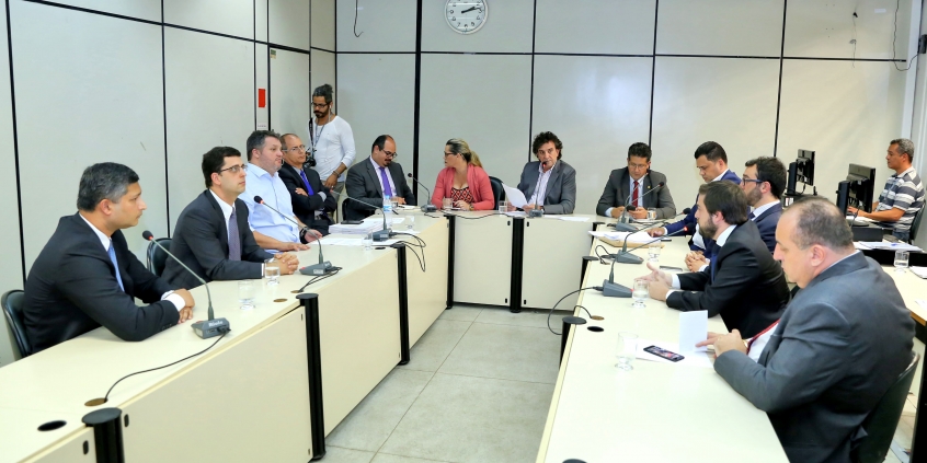 Parlamentares e convidados compõem mesa de reunião
