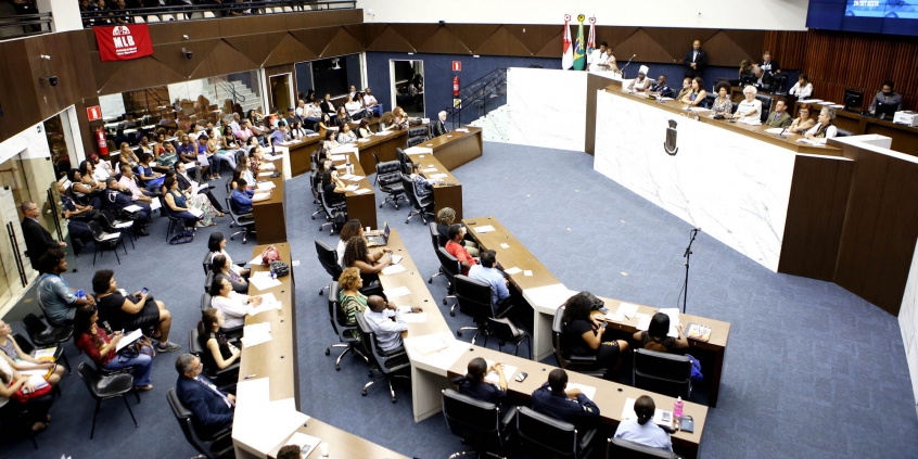 Plenário lotado, no Seminário Segurança Cidadã em BH, com a presença de representantes da população negra e pobre, PBH, Polícia Militar e Guarda Municipal