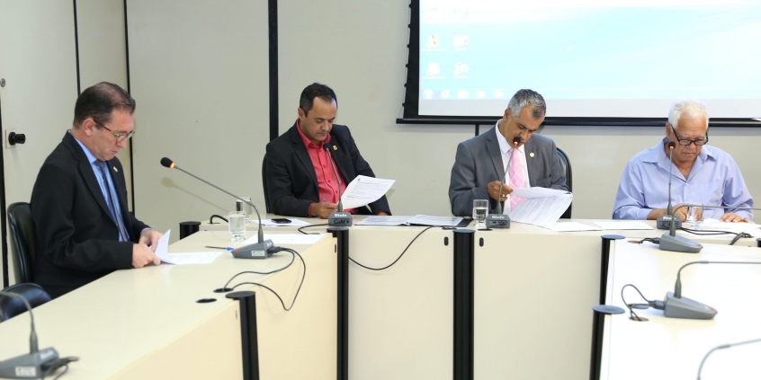 Vereadores em reunião da Comissão de Saúde e Saneamento 