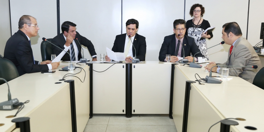 Vereadores em reunião da Comissão de Desenvolvimento Econômico, Transporte e Sistema Viário