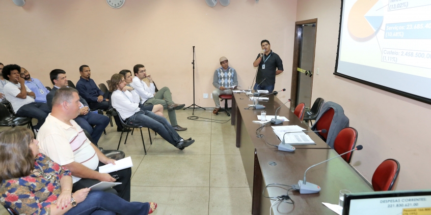Servidor apresenta planilhas de gastos do Legislativo Municipal entre maio e agosto