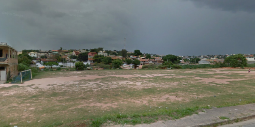Campo de várzea sem cobertura vegetal, sem gradeamento, sem infraestrutura sanitária