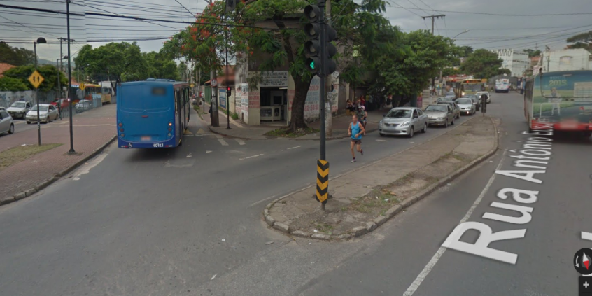 Esquina entre Avenida Nélio Cerqueria e Rua Antônio Eustáquio Piazza, no Bairro Tirol