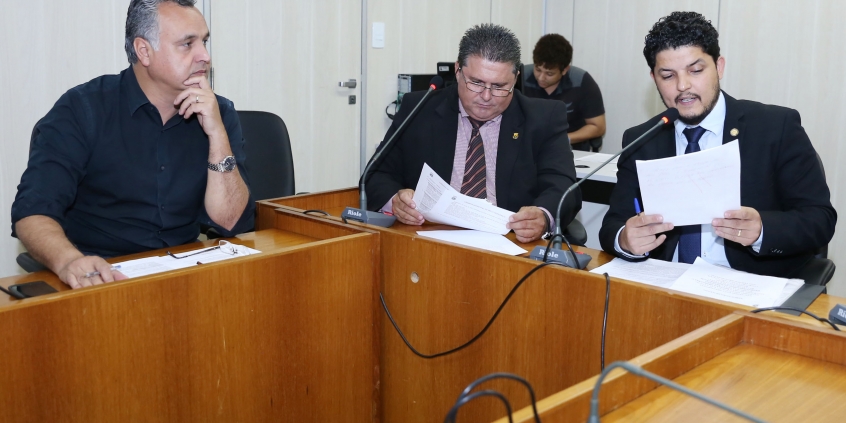 Parlamentares compõem mesa de reunião