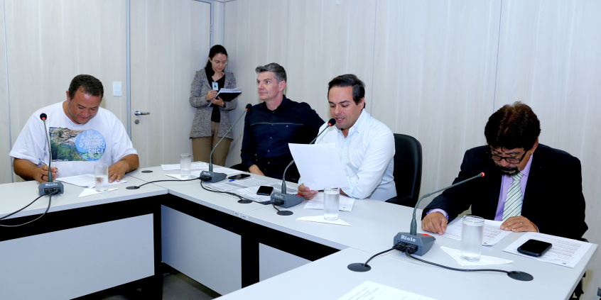 Parlamentares compõem mesa de renião