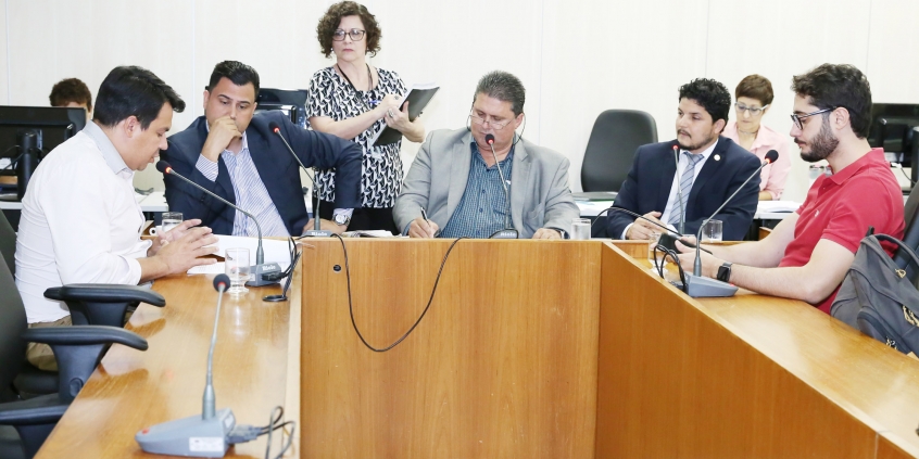 Parlamentares compõem mesa de reunião