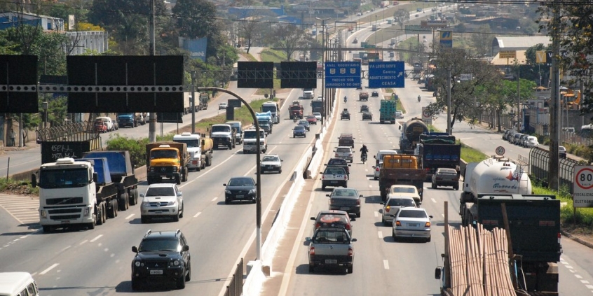 Vista superior do Anel Rodoviário. Caminhões e carros em fluxo intenso