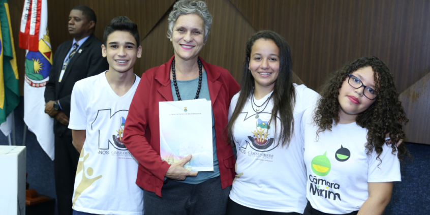 Veradora Cida Falabella recebendo as sugestões de proposição dos vereadores mirins