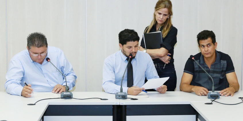 Vereadores em reunião da Comissão de Administração Pública