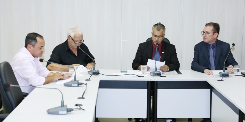 Vereadores em reunião da Comissão de Saúde e Saneamento