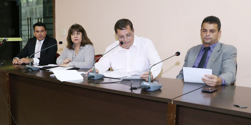 parlamentares compõem mesa de reunião