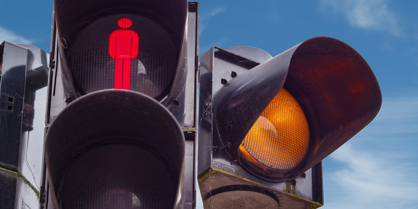 Semáforos com a luz vermelha e a luz amarela acesas