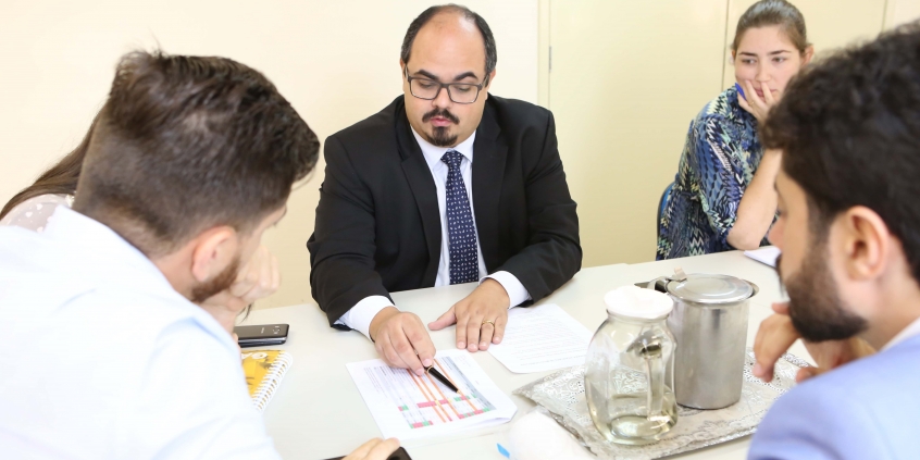 Parlamentares, assessores e representantes da secretaria compõem mesa de reunião