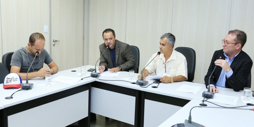 Parlamentares compõem mesa de reunião