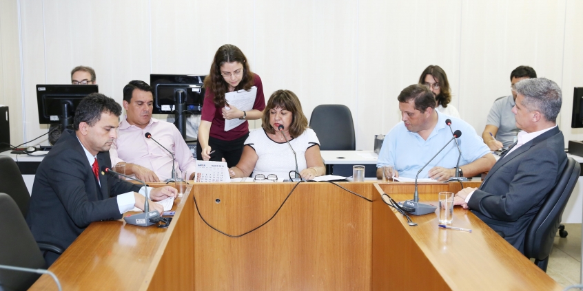 Parlamentares compõem mesa de reunião no Plenário Camil Caram